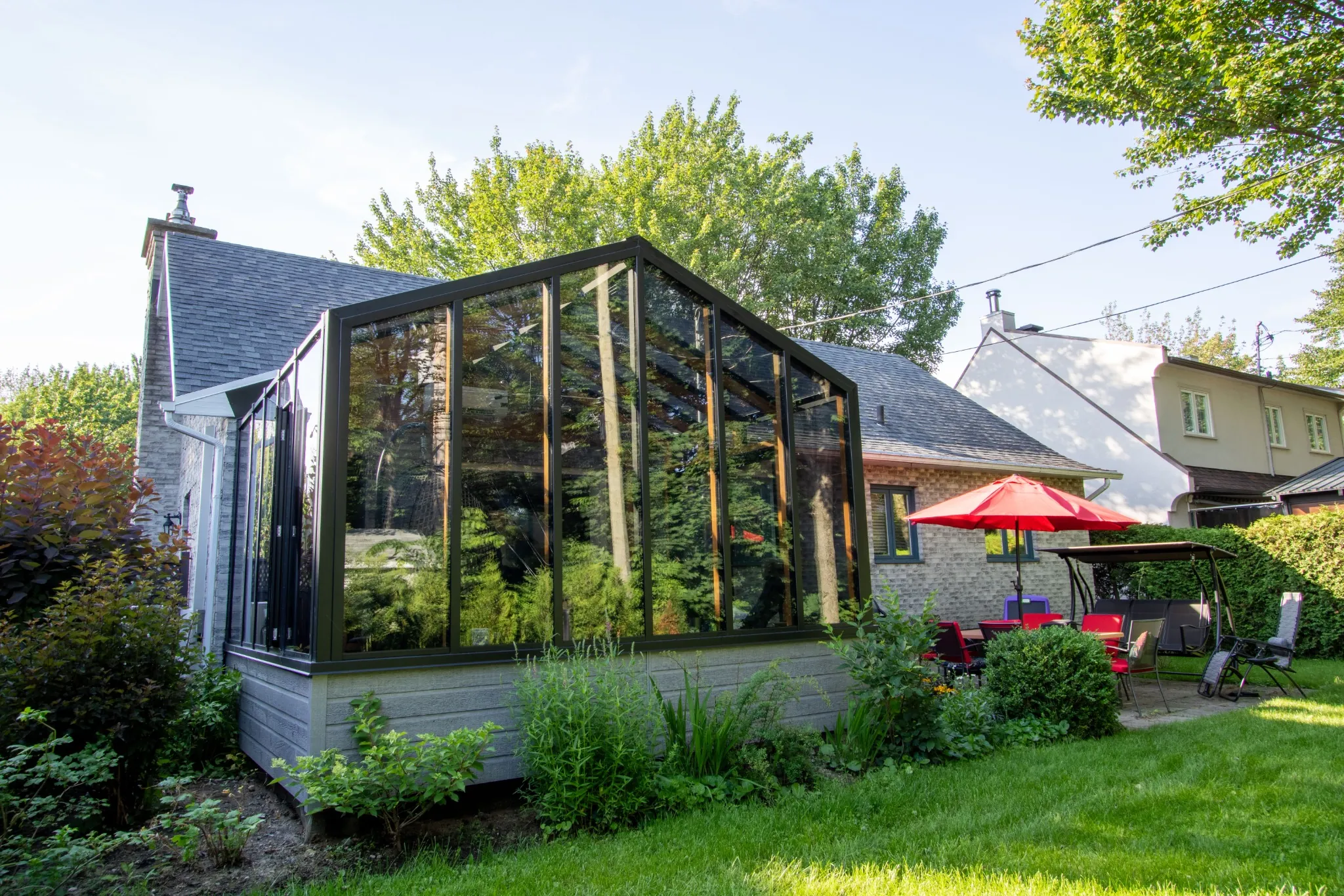 Angle jardin extérieur — solarium 4 saisons, Solarium Québec