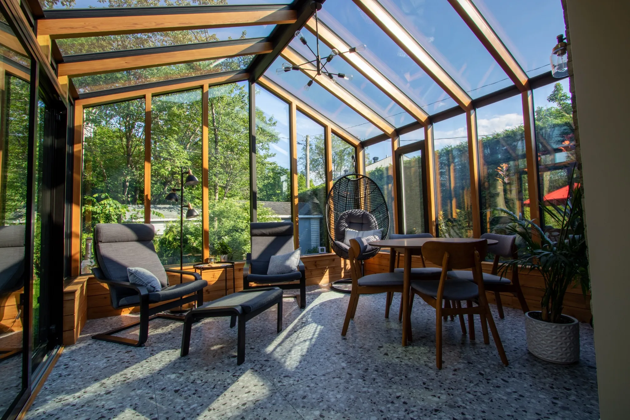 Solarium 4 saisons sur mesure avec intérieur en cèdre installé à Québec — Solarium Québec