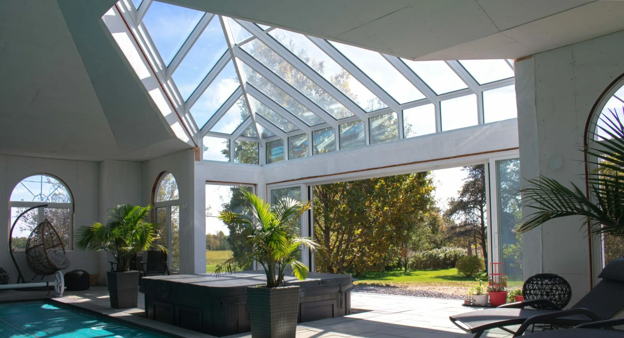 Intérieur lumineux avec spa — solarium 4 saisons, Solarium Québec