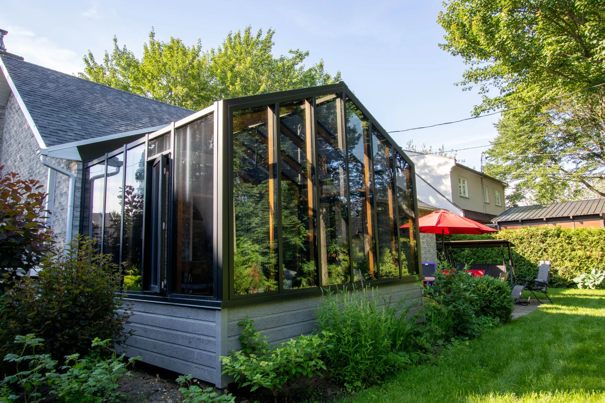 Ouverture intérieure sur la maison — solarium cèdre, Solarium Québec