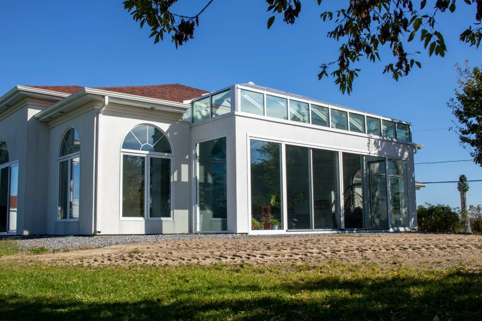 Vue extérieure maison avec solarium 4 saisons — Solarium Québec
