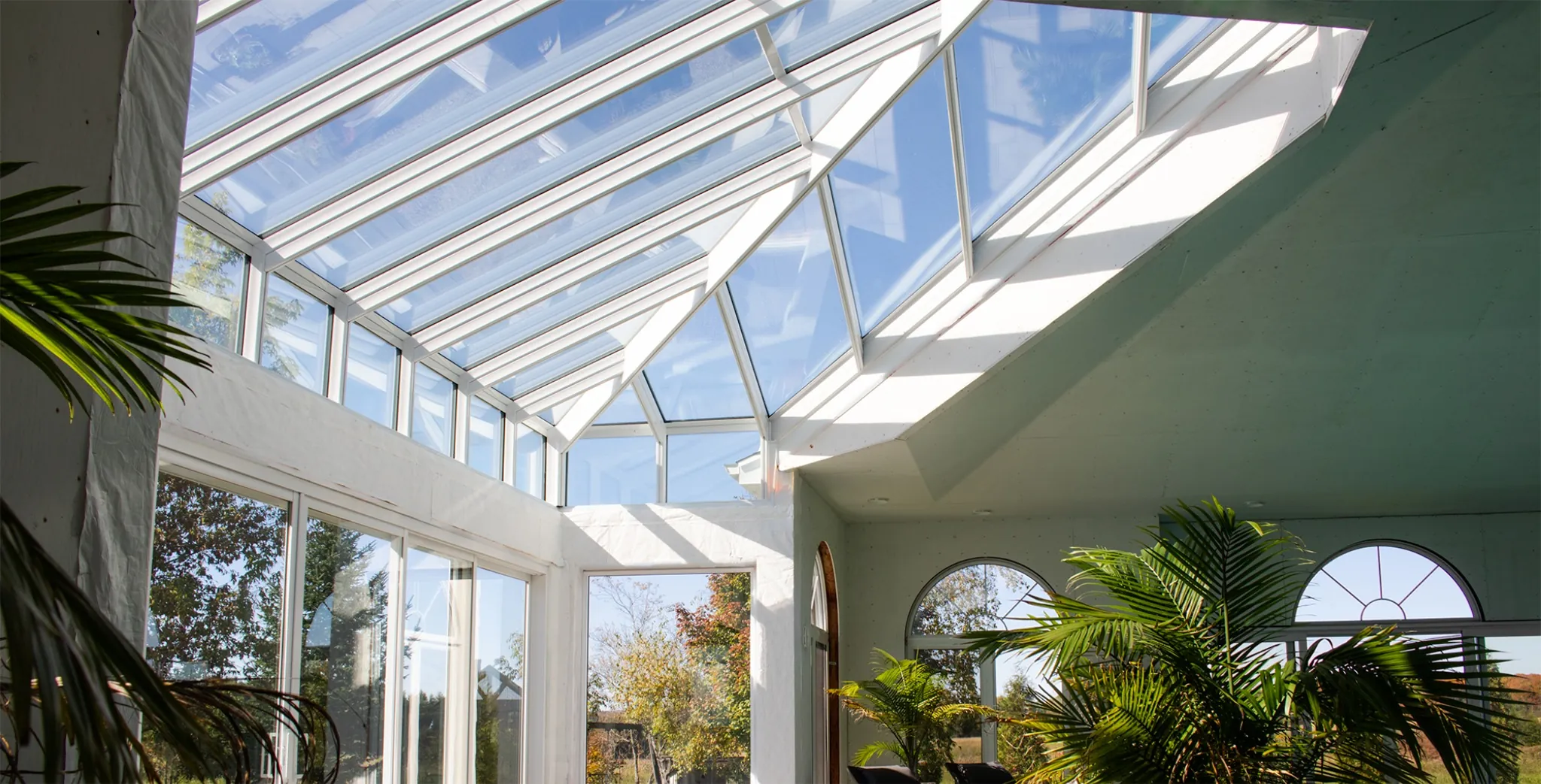 Détail toiture vitrée haute performance d'un solarium 4 saisons — Solarium Québec